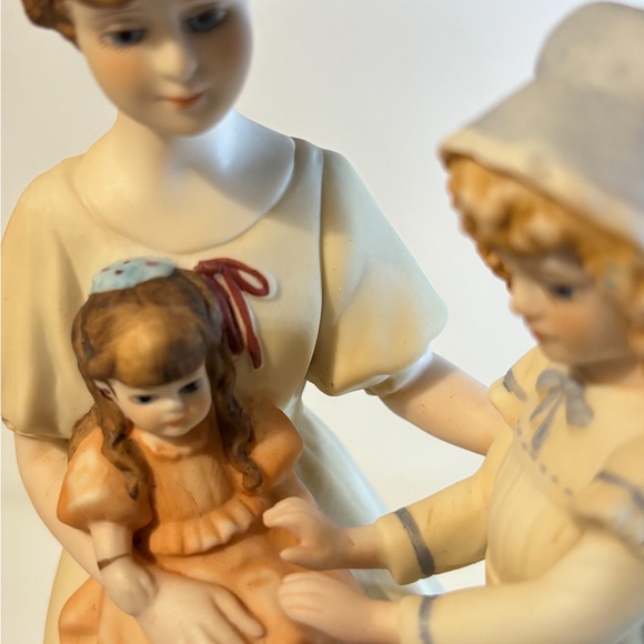 Beautiful Vintage Limited Edition Muiscal
Figurine Woman and Daughters - Picture 2 of 7